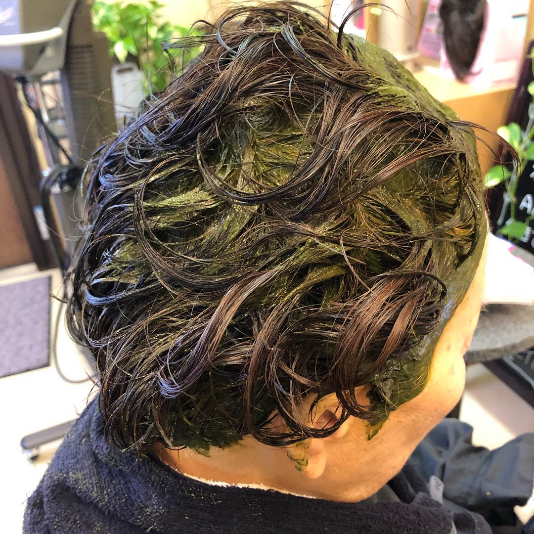 美容室シーズ ヘナの後の2度目の染めはインディゴです Dark Brownで ここが美容師の腕の見せどころ Facebook
