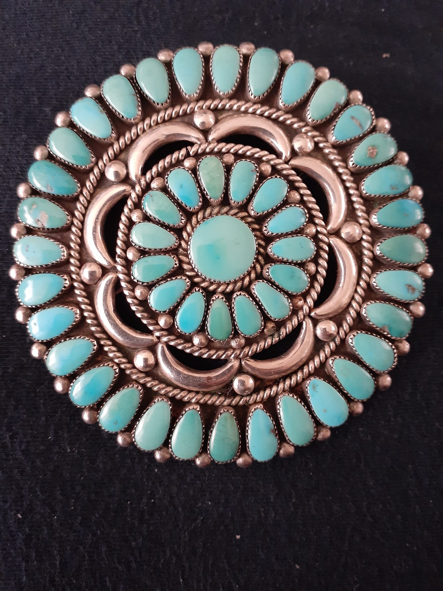 Heres a Beautiful Zuni cluster pin/pendent made by famous Zuni 