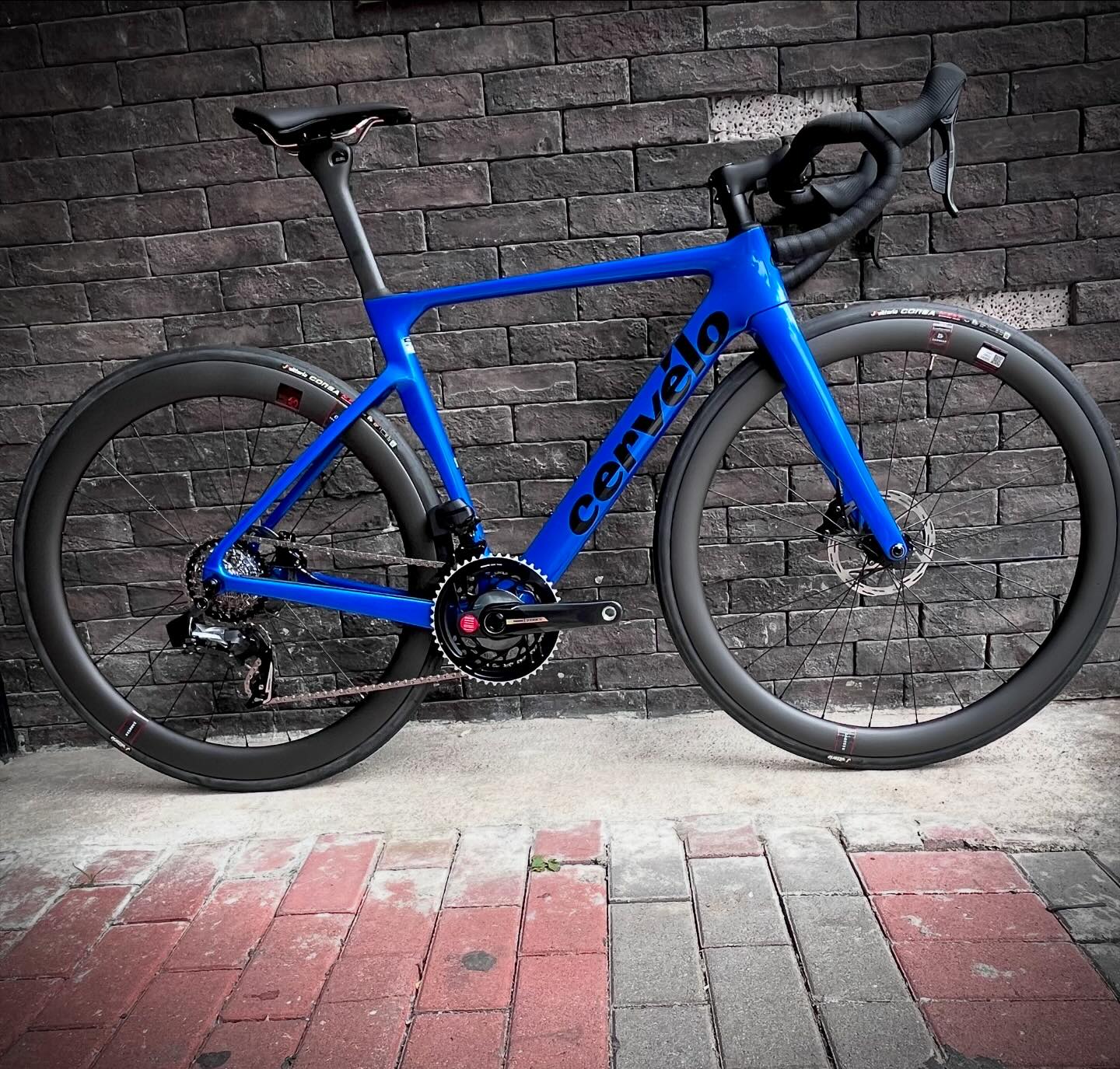 2025 Cervelo Soloist custom build with carbon stem and Zipp graphics