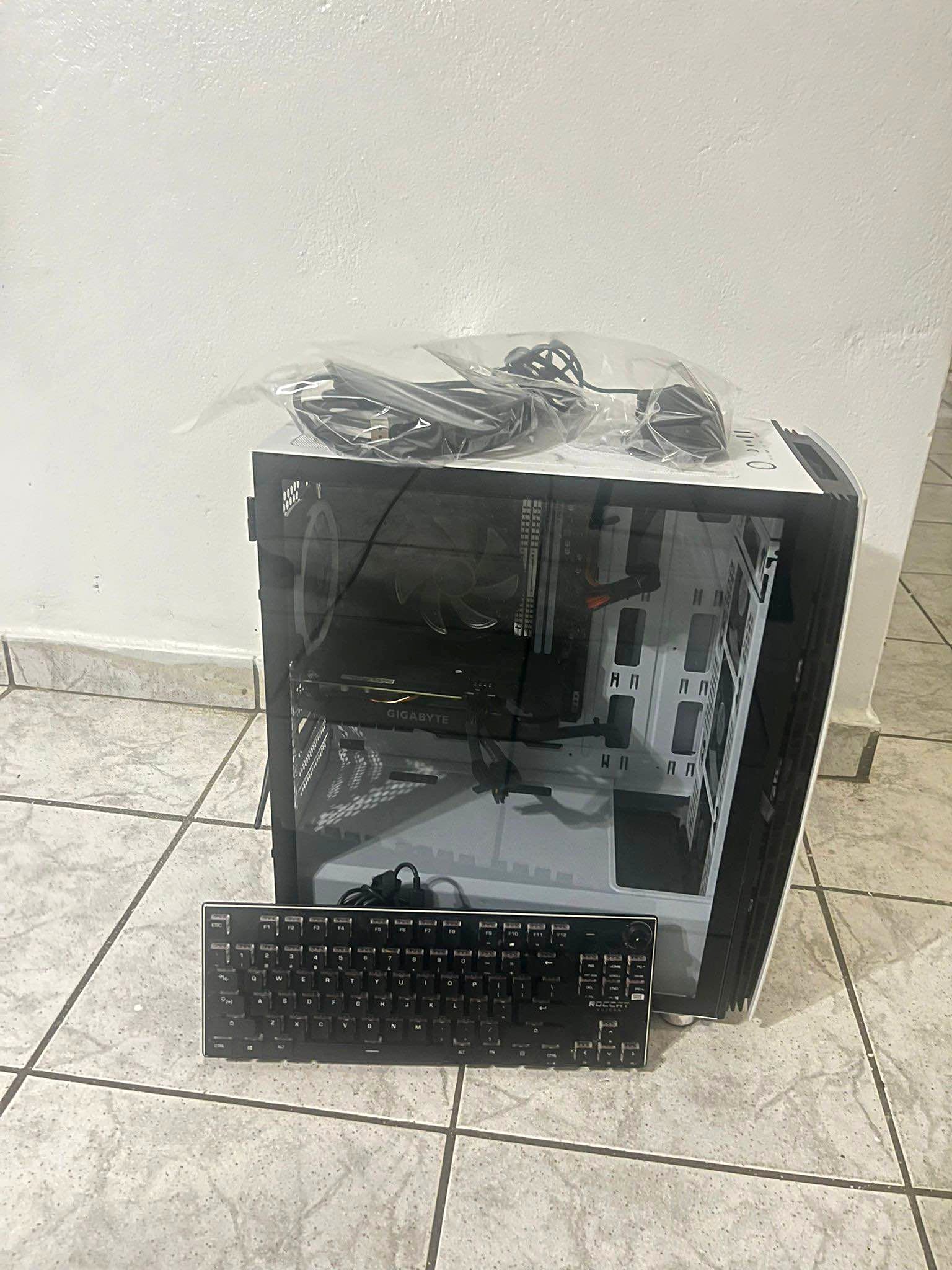 Vendo PC Gaming casi nueva junto a Teclado y Mouse Gaming – Windows 11 ...