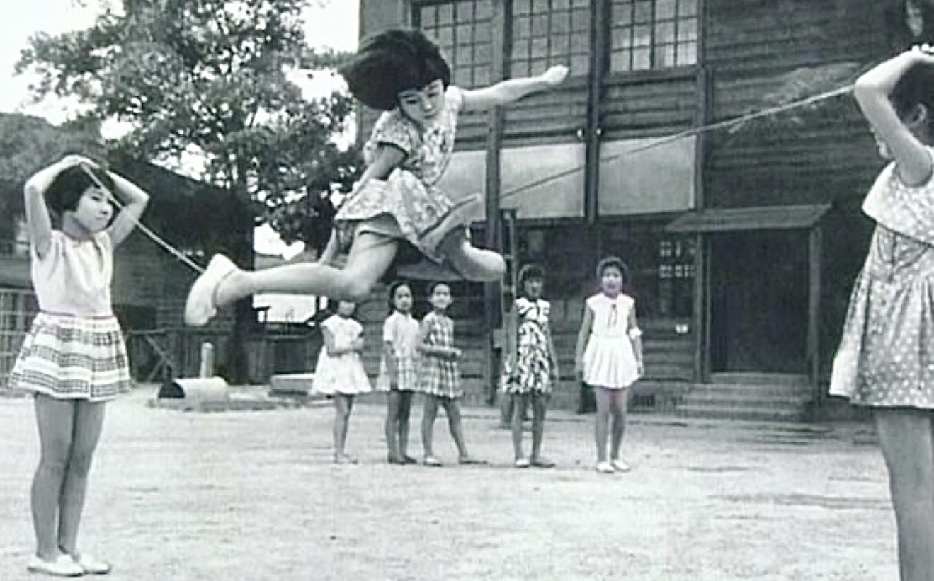 💖#懐かしいカフェ この写真は、1955年昭和30年代頃の日本の子供たちの