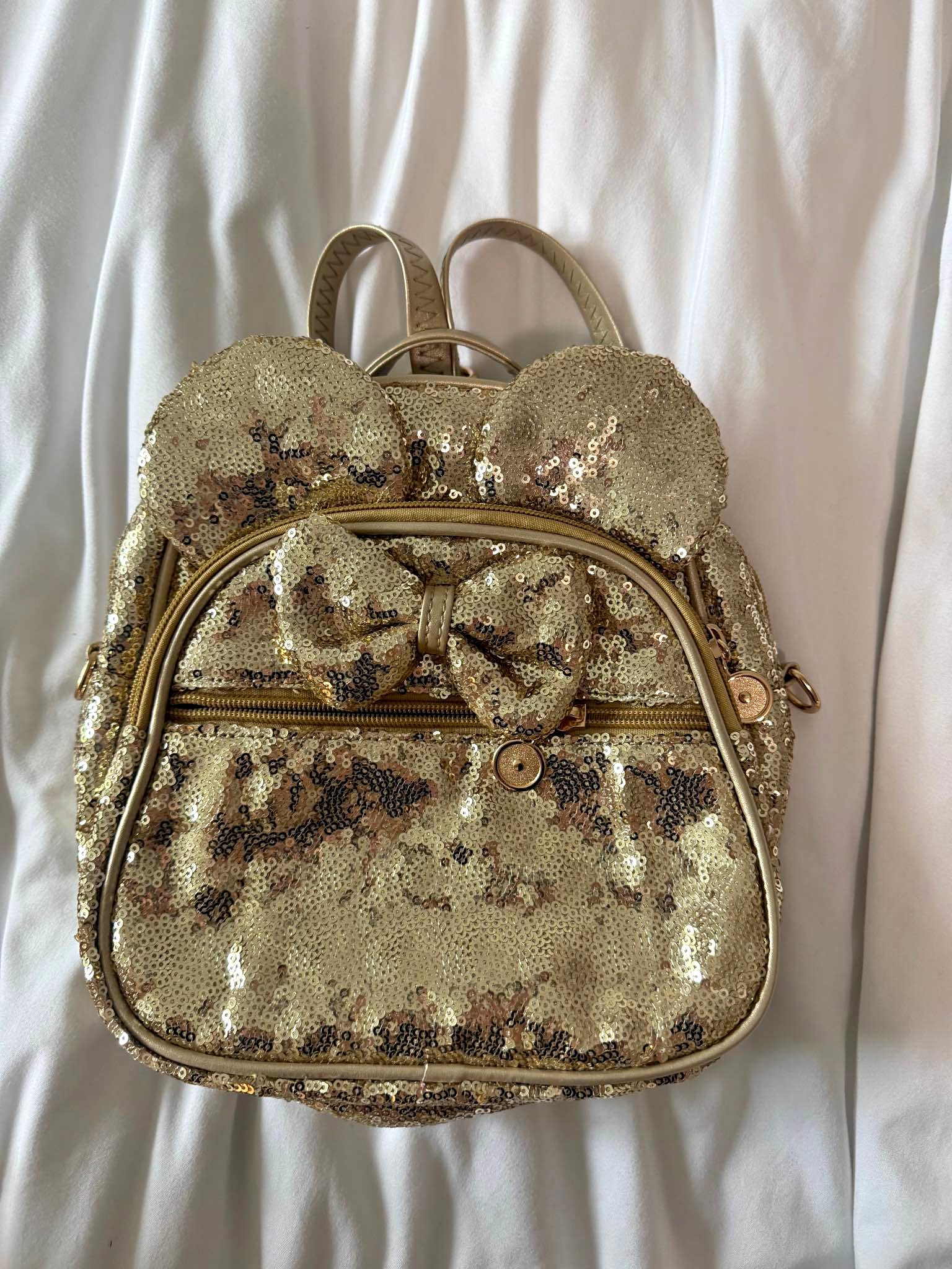 gold sequin mini backpack Loungefly Disney Parks Minnie Mouse Hidden Mickey – Grotto Treasures Geekcore EMEA exclusive. Tinker Bell Holiday Sequin Cosplay