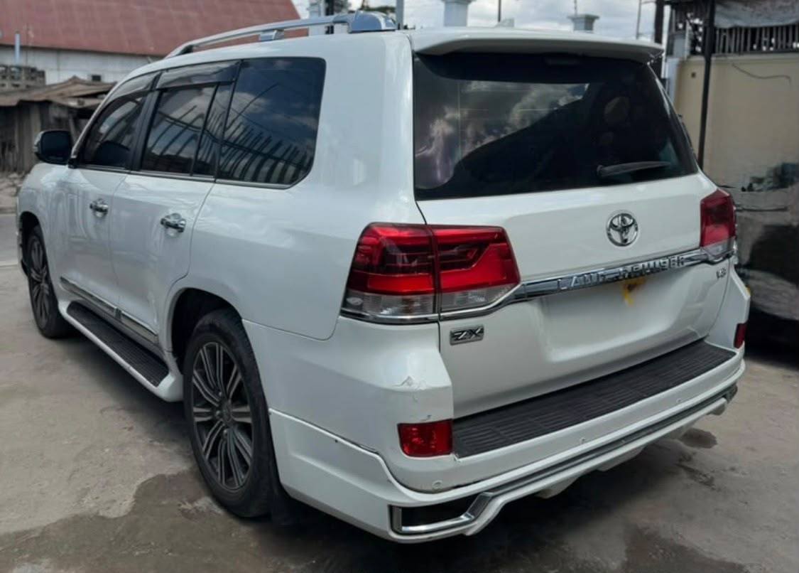 Bei 110m Toyota land cruiser ZX V8 Registration DS fuel Petrol