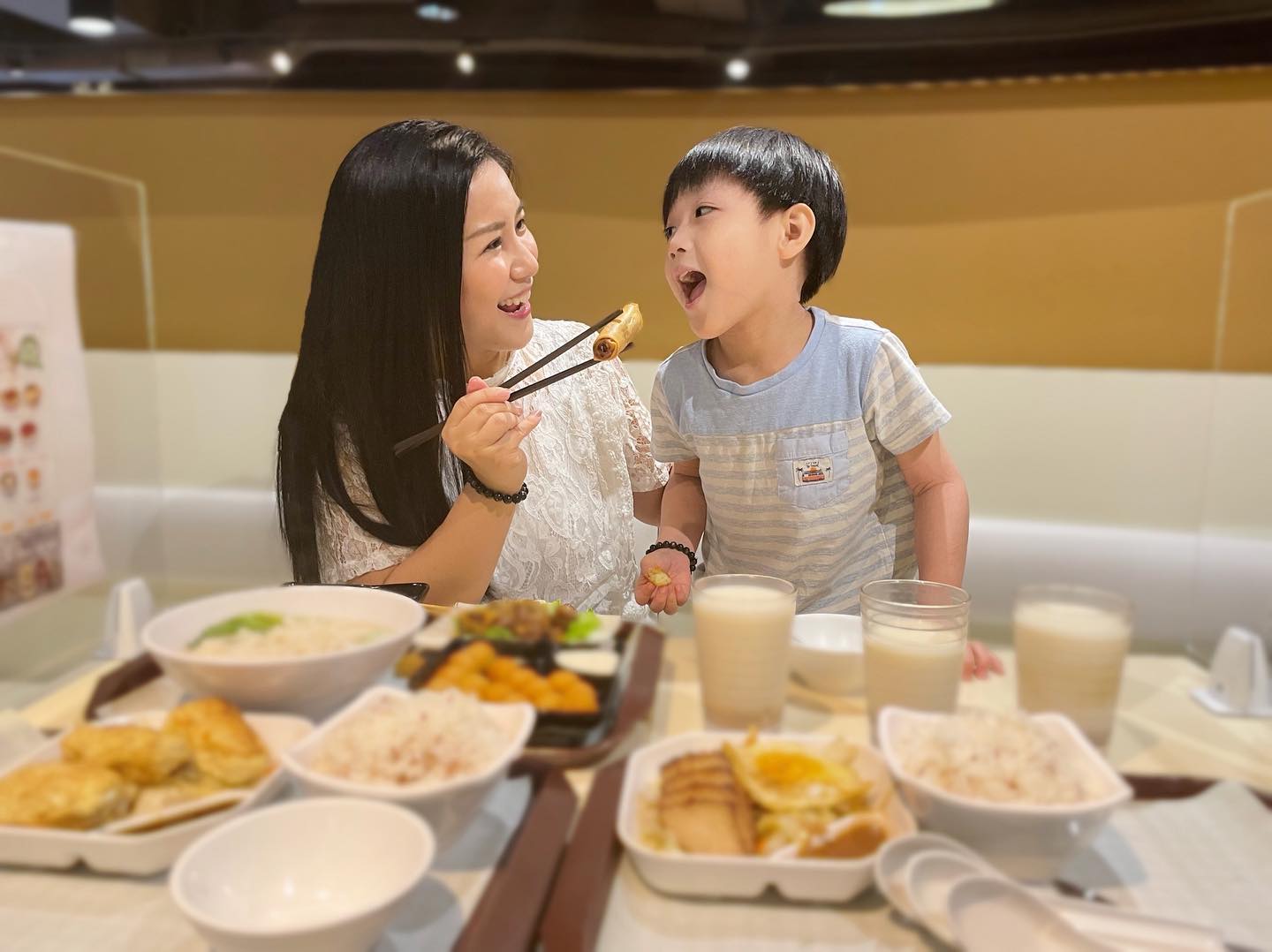 John媽日記 - 每次帶小朋友出街食飯都唔係一件易事。可能家長們都遇過以下幾個問題：等位等餐失去耐性、經常離開餐椅、... | Facebook