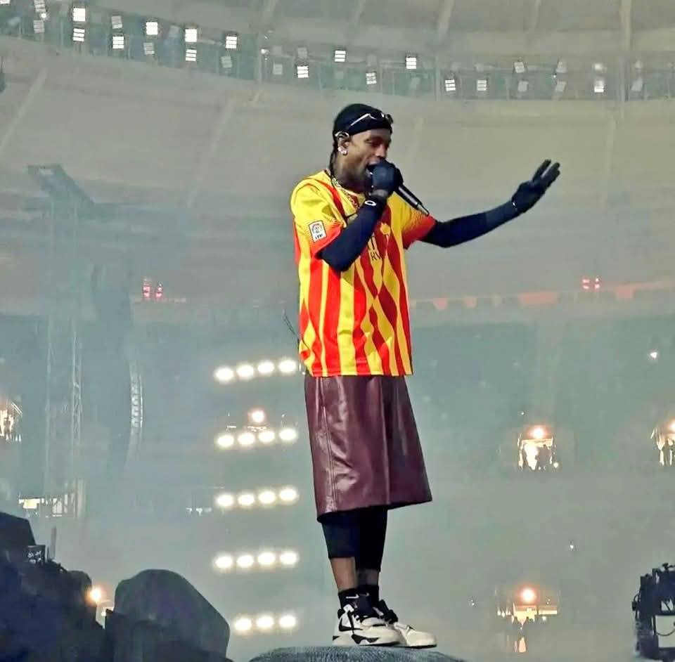 Travis Scott wearing a retro Tokyo Verdy shirt at the basketball