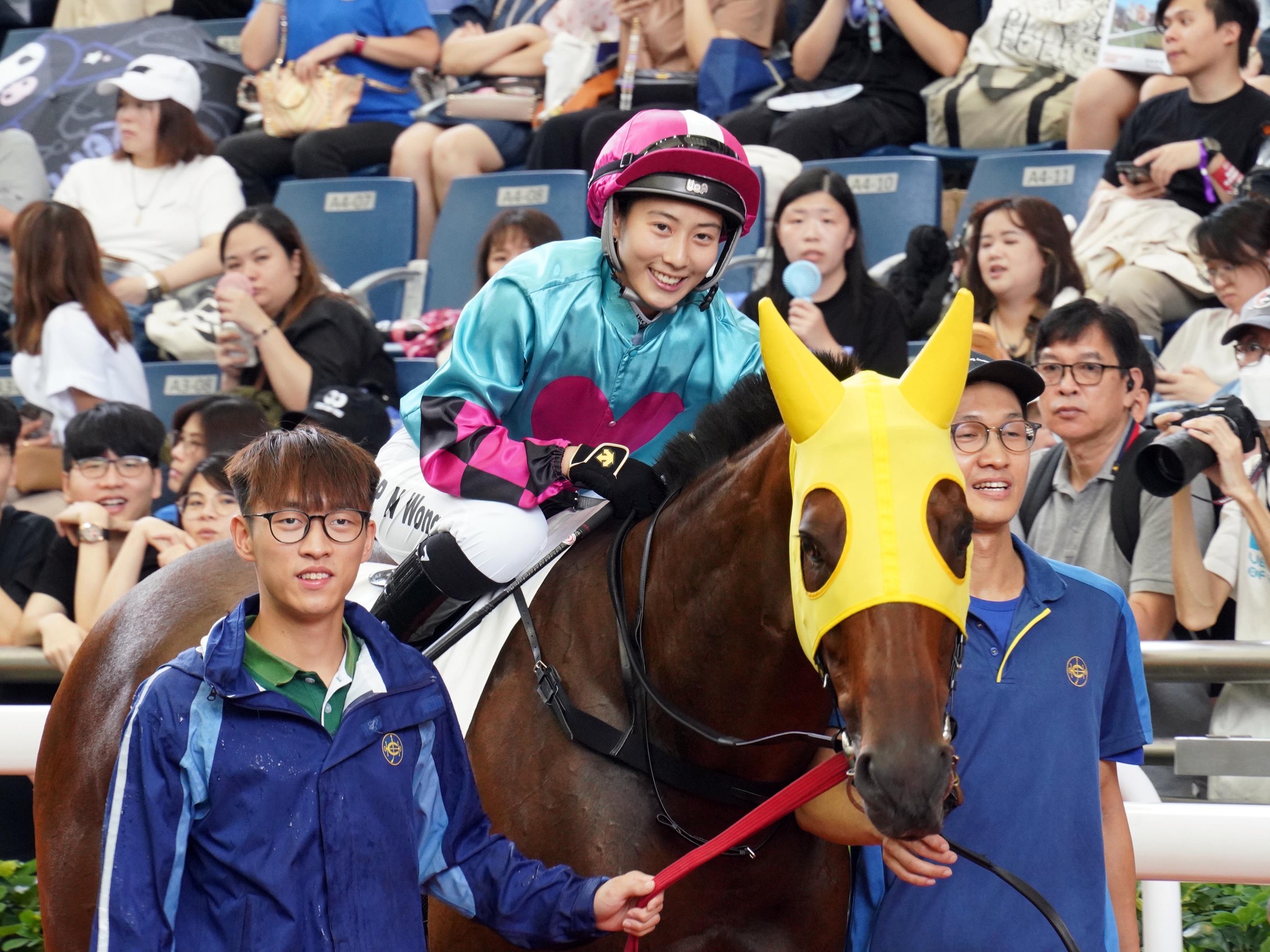 HKJC Racing - 黃寶妮心型綵衣首度出戰即獲季軍... | Facebook