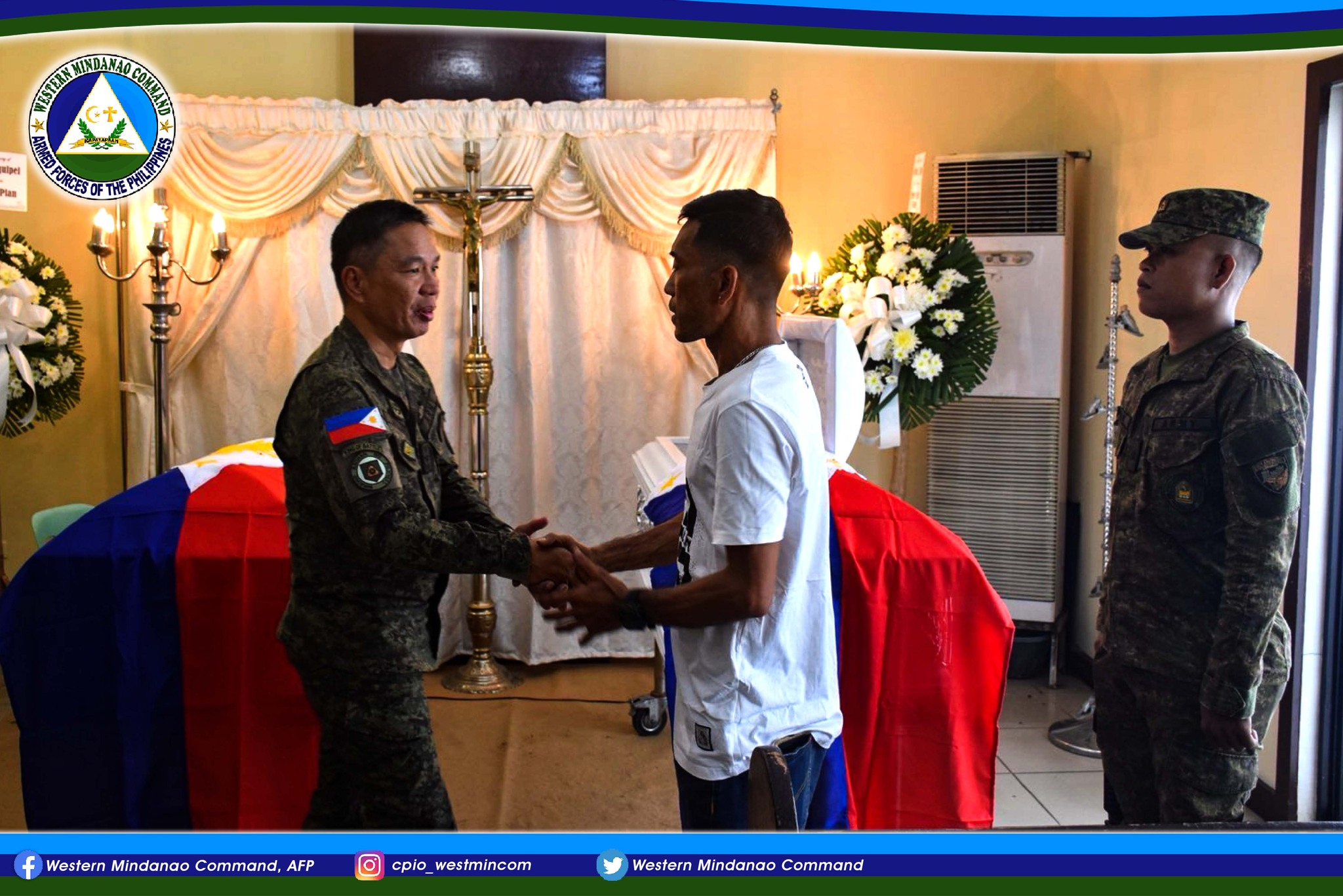 Philippine - ⁨📷⁩ ⁨Army Chief Lt. Gen. Roy M. Galido confers with a ...