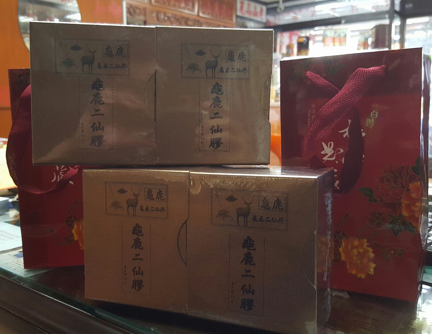 龍珠蔘茸藥行 龜鹿二仙膠 產品成份 鹿角 全龜抽出物產品容量 300公克裝 盒600公克裝 2盒 營養標示 每13公克含本包裝含600公克 熱量 43 78大卡蛋白質