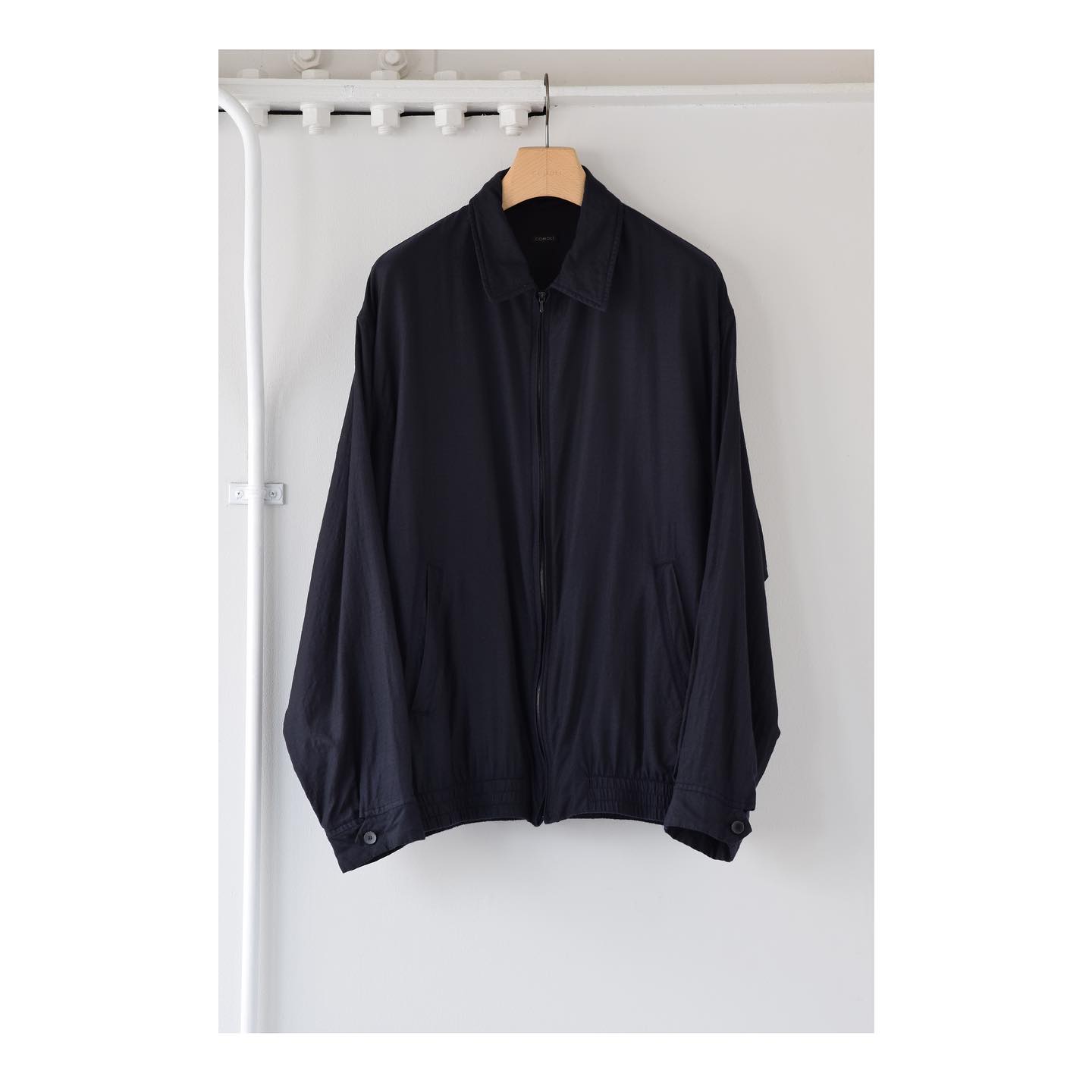 COMOLI 24AW 8月9日(金) 発売 . ウールシルク スイングトップ ¥85,800 